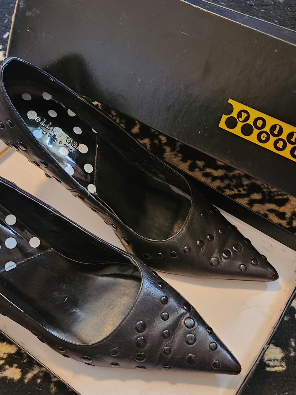 Yellow Cab New York Vintage Black Studded Pointed-Toe Stiletto Pumps Size 9 - Picture 11 of 11
